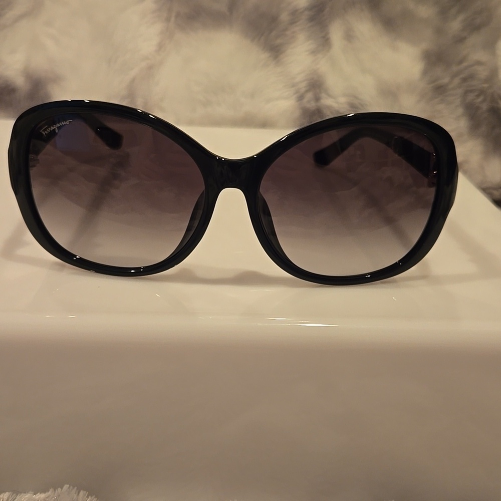 Salvatore Ferragamo Black Oversized Sunglasses Brand New in Case - Picture 4 of 11